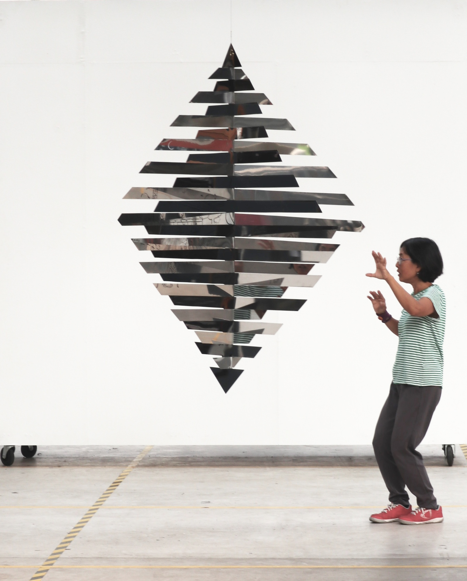 Perspectives, 2020, rvs, acrylic, kinetic sculpture, Helena Kaori Maeda and Frank Hietbrink, 180 x 180 x 180cm, Helena Kaori Maeda